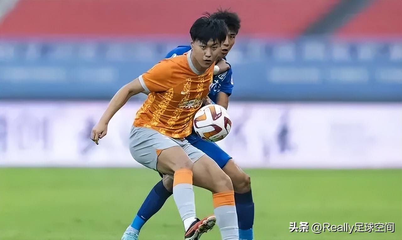 国内足球联赛战队表现惊艳引发热议